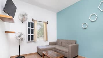 家庭小屋, 多張床 | 客廳 | 32 吋電視連有線電視頻道