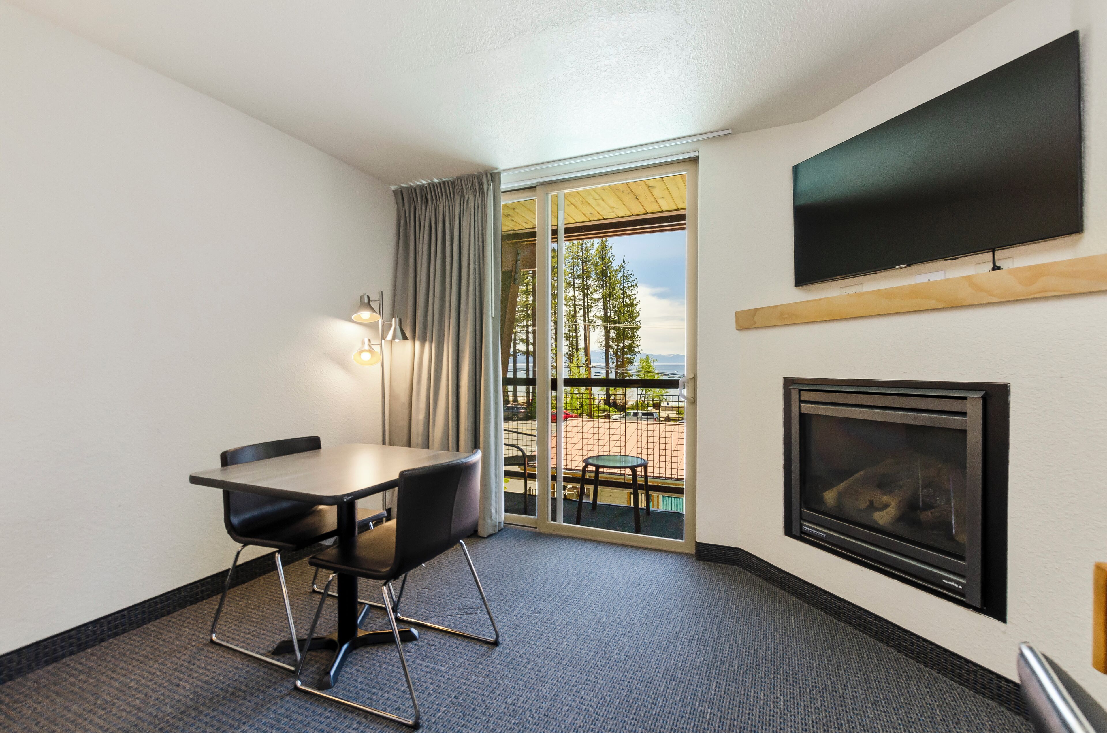 Signature Room, 1 King Bed, Lake View | Hypo-allergenic bedding, blackout drapes, soundproofing, free WiFi