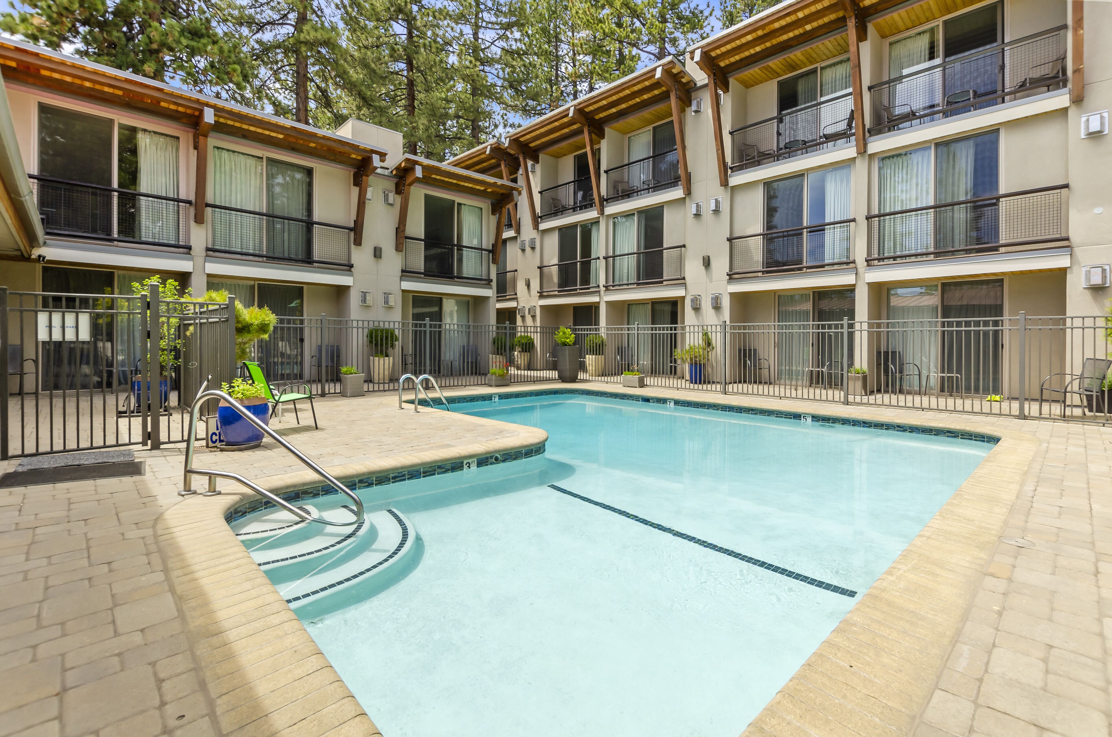 Sæsonbestemt udendørs pool, liggestole