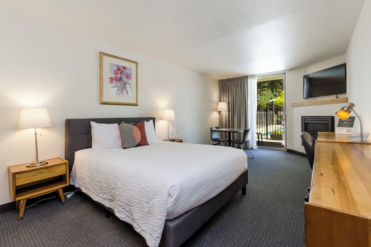Chambre Classique, 1 grand lit, baignoire accessible aux personnes à mobilité réduite
