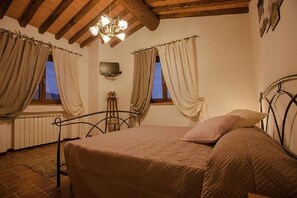 5 bedrooms, in-room safe, iron/ironing board, travel crib - Agriturismo Casa al Povero (Volterra)