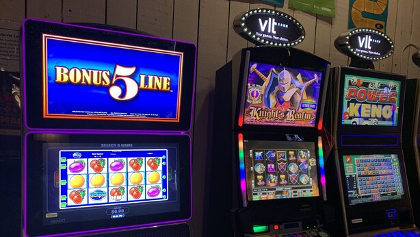 Spelautomater med olika spelskärmar, inklusive "BONUS 5 LINE" och "Knight's Realm".