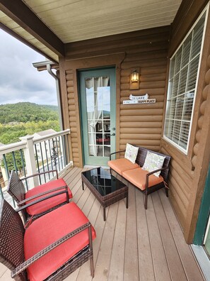 Property grounds - Table Rock Lake Walk-in Log Cabin by Silver Dollar City! Remodeled! Great Rates! (Branson)