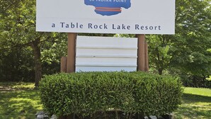 Schild für 'The Cove on Indian Point', das es als Resort am Table Rock Lake ausweist.