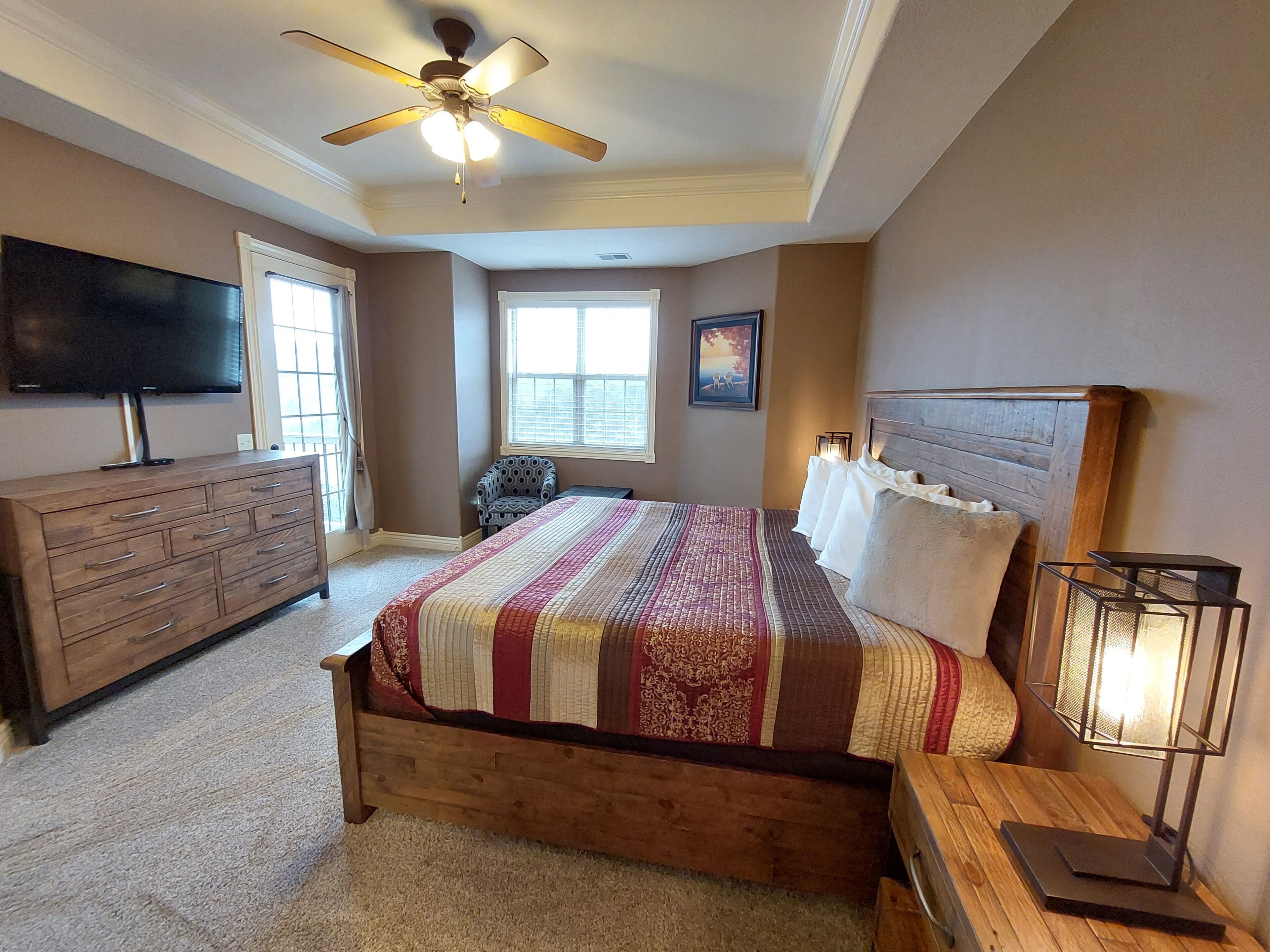 Walk-in Log Cabin Suite by Silver Dollar City & Table Rock Lake in Branson! 