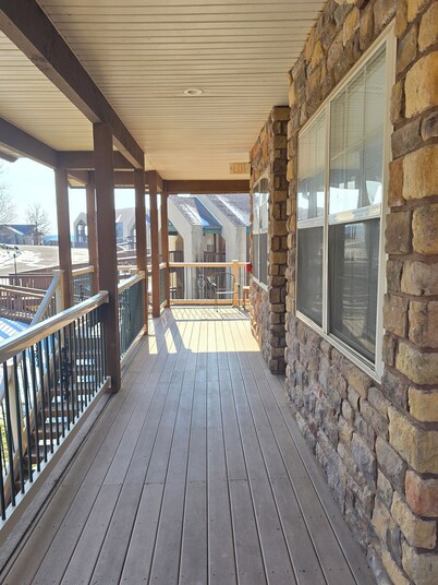 Table Rock Lake Walk-in Log Cabin by Silver Dollar City! Remodeled! Great Rates!