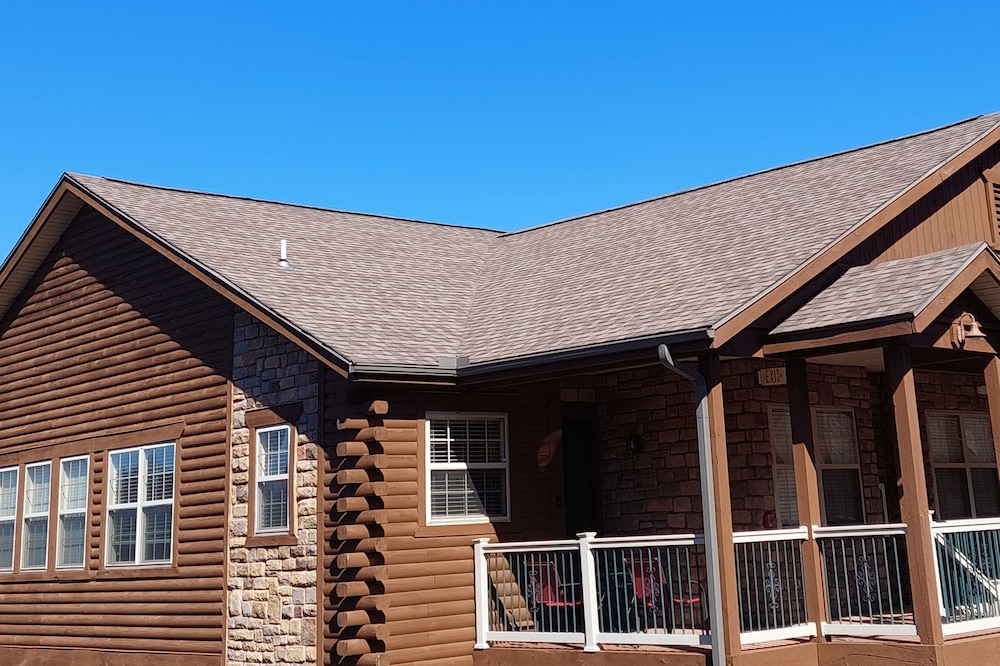 Walk-in Log Cabin Suite by Silver Dollar City & Table Rock Lake in Branson!