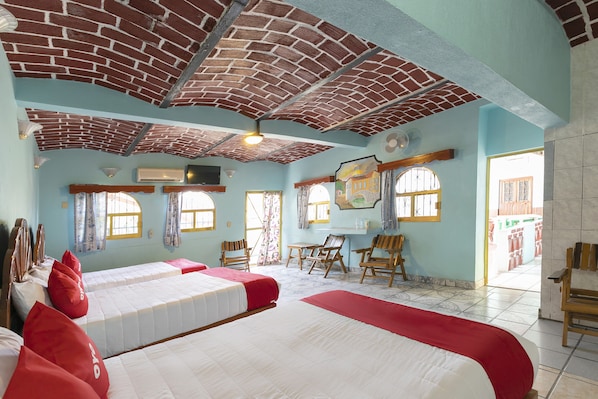 Escritorio, wifi gratis y ropa de cama