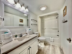 Combined shower/tub, hair dryer, towels