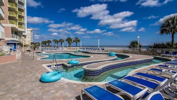 Una piscina techada, una piscina climatizada