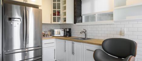 Kühlschrank, Mikrowelle, Herdplatte, Wasserkocher mit Kaffee-/Teezubehör