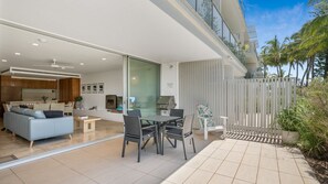 Outdoor dining - Unit 7 Plantation Resort - Rainbow Beach. Air conditioned. Pool and outdoor spa. Wifi. Plantation Re (Rainbow Beach)