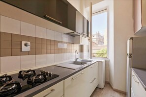 Kjøleskap, mikrobølgeovn, ovn og kokeplater