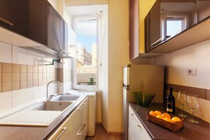 Fridge, microwave, oven, stovetop - Luxury Designer Rome  — St. Peter Dome View (Roma)