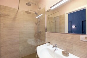 Douche, sèche-cheveux, bidet, serviettes fournies