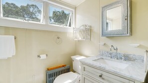 Badewanne, Haartrockner, Handtücher