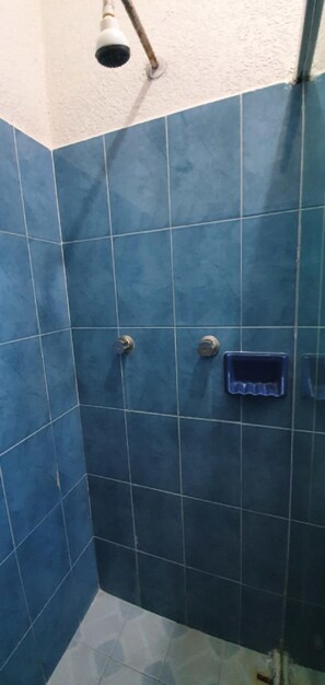 Standard Quadruple Room, 2 Double Beds | Bathroom