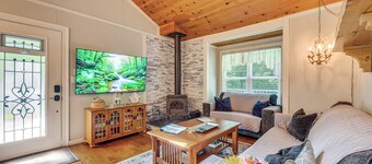 Hot Tub, Fire Pit: Family-Friendly Murphy Home