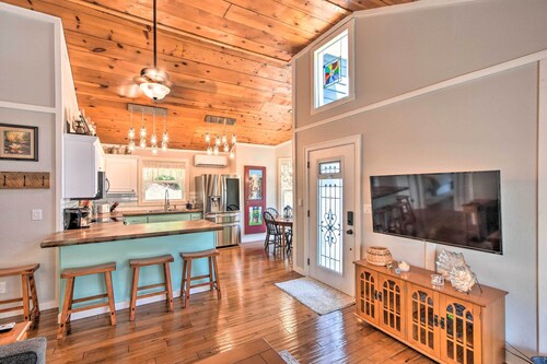 Hot Tub, Fire Pit: Family-Friendly Murphy Home