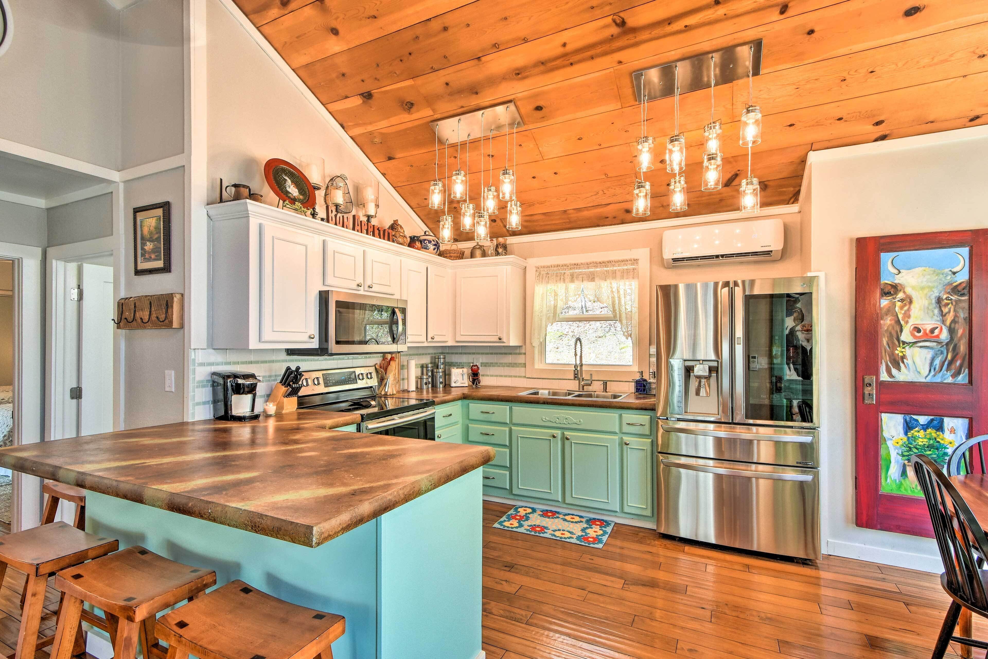 Hidden Murphy Cottage w/ Hot Tub, Pool & Grill!