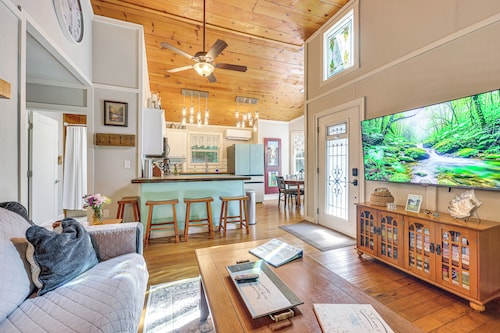 Hot Tub, Fire Pit: Family-Friendly Murphy Home