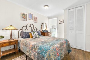 2 bedrooms, iron/ironing board, free WiFi, bed sheets - Updated Downtown Fenton 2 Bedroom Unit- Close to lakes, Walk Downtown! (Fenton)