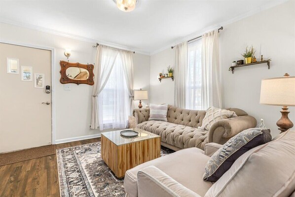 Smart TV - Updated Downtown Fenton 2 Bedroom Unit- Close to lakes, Walk Downtown! (Fenton)