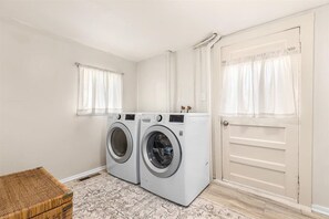 Interior - Updated Downtown Fenton 2 Bedroom Unit- Close to lakes, Walk Downtown! (Fenton)