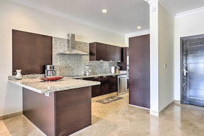 Fridge, microwave, stovetop, dishwasher