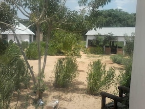 Quarto casal básico | Vista para o jardim