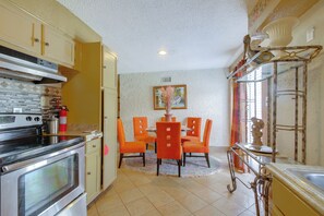 Oven, coffee/tea maker - Cozy Corner in Memphis - 4 Miles to Graceland! (Memphis)