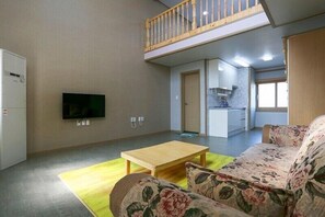 Appartement Duplex (102) | Coin séjour | Télévision à écran plat, chauffage par le sol