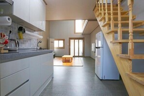 Appartement Duplex (101) | Cuisine partagée | Réfrigérateur, micro-ondes, plaque de cuisson, bouilloire électrique