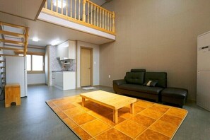 Appartement Duplex (101) | Coin séjour | Télévision à écran plat, chauffage par le sol