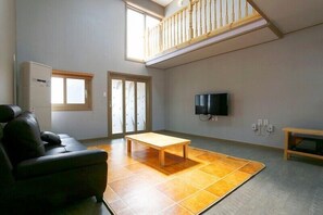Duplex (101) | Living room | Flat-screen TV, heated floors - Udo Sarangchae Pension (Jeju City)