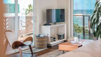 Smart TV, books, stereo