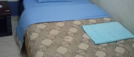 Single Room | Desk, free WiFi, bed sheets