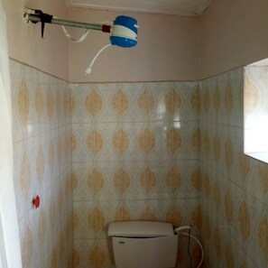 Double Room | Bathroom shower - Veterans Paradise Hotel (Nakuru)