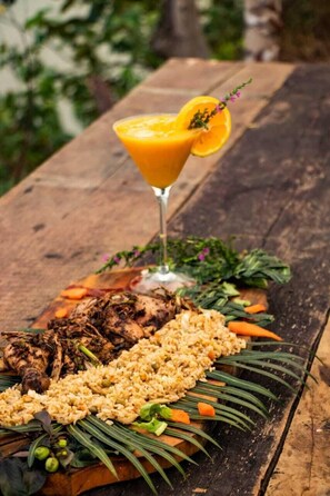 Sarapan dihidangkan, masakan tempatan dan antarabangsa 