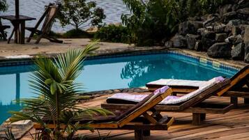 Piscine extérieure, cabanons gratuits, chaises longues