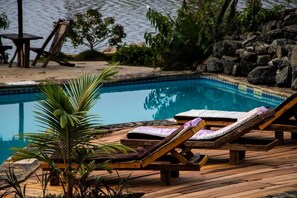 Kolam renang terbuka, kabana percuma, kerusi lepak pantai 