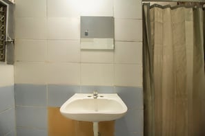 Standard Room, 2 Double Beds | Bathroom