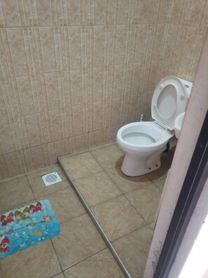 Enkeltrom | Bad | Dusj, toalettartikler (inkludert), håndklær og såpe