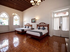 Donsdekens, een kluis op de kamer, een strijkplank/strijkijzer