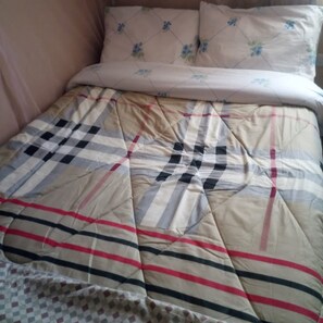 Escritorio, wifi gratis y ropa de cama 