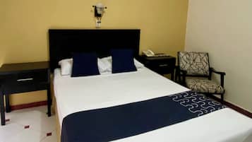 Habitación doble estándar, 1 cama matrimonial | Escritorio, wifi gratis y ropa de cama