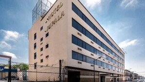 A multi-story hotel with a modern architectural design, featuring a prominent sign on the facade and a covered entrance. - Hotel Impala de Tampico (Tampico)