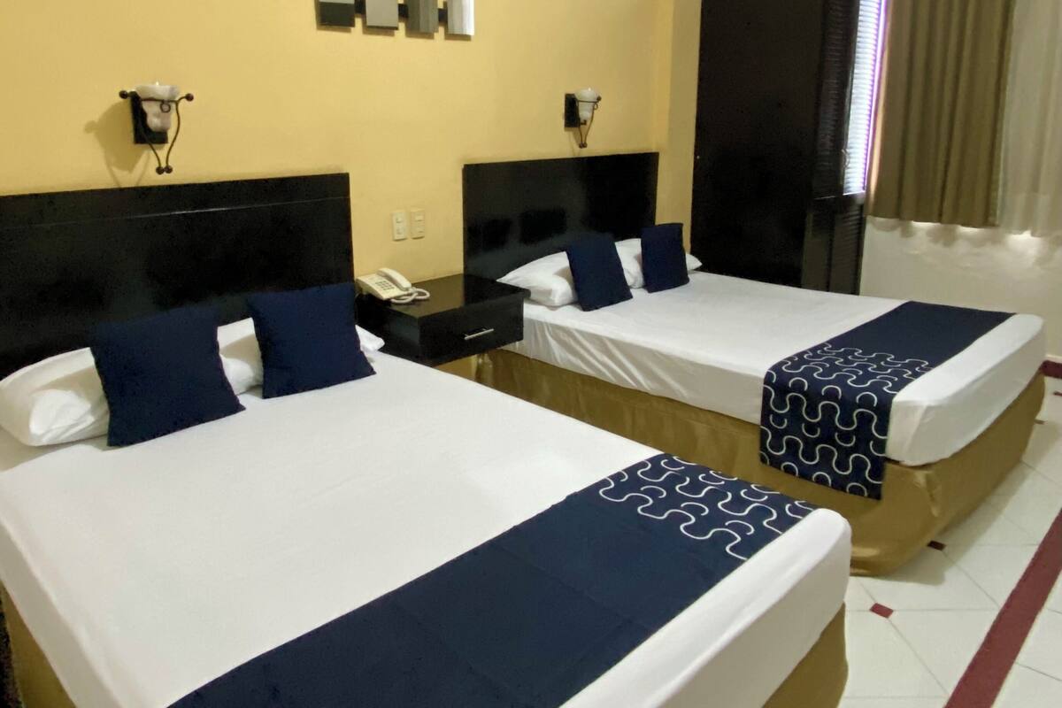 Habitación estándar, 2 camas dobles | Escritorio, wifi gratis, ropa de cama