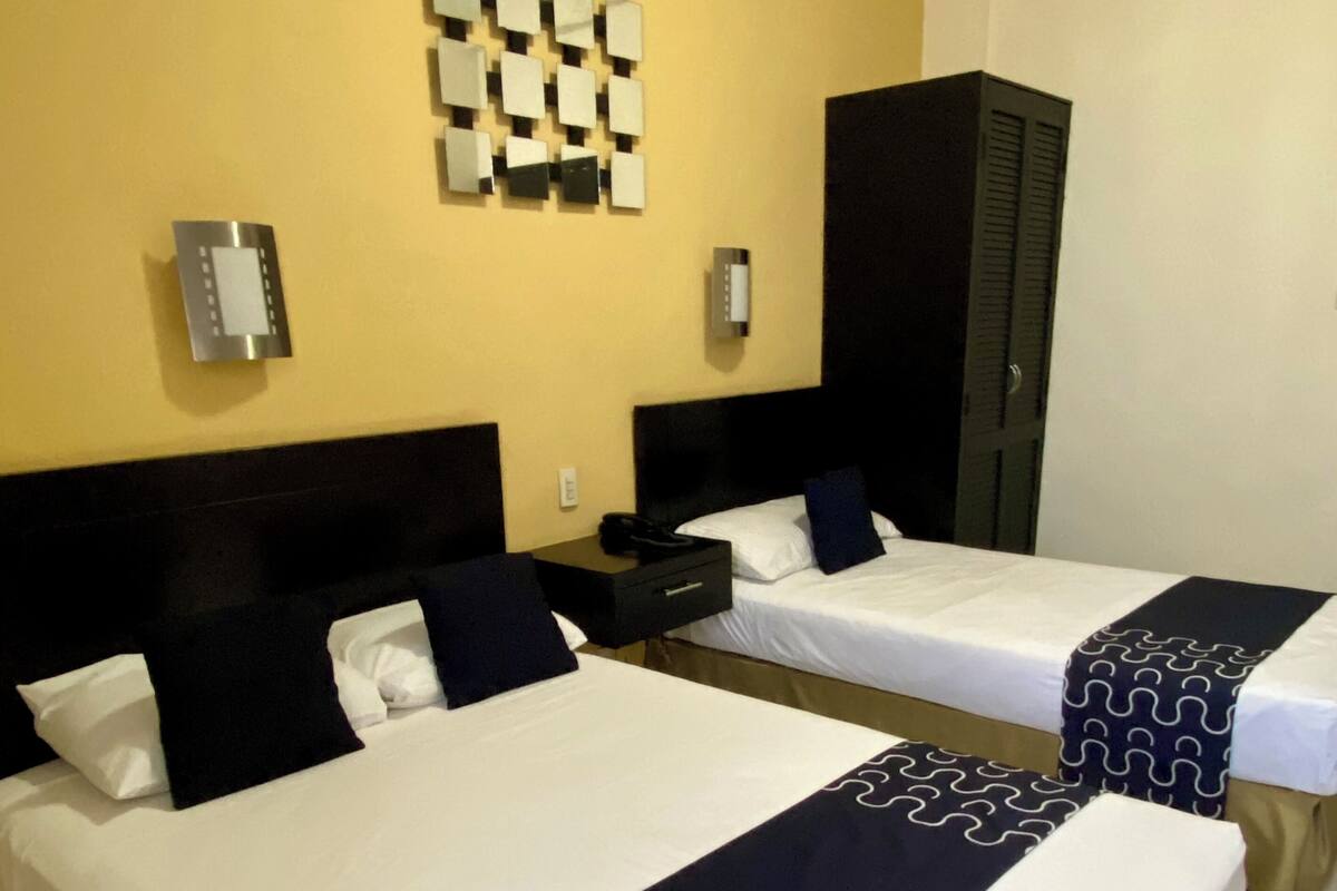 Habitación triple estándar (1 queen bed) | Escritorio, wifi gratis, ropa de cama