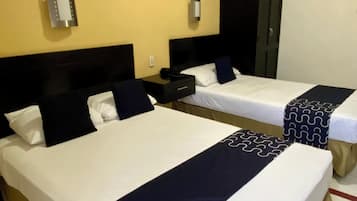 Habitació triple estàndard (1 queen bed) | Escriptori, wifi gratuïta i roba de llit